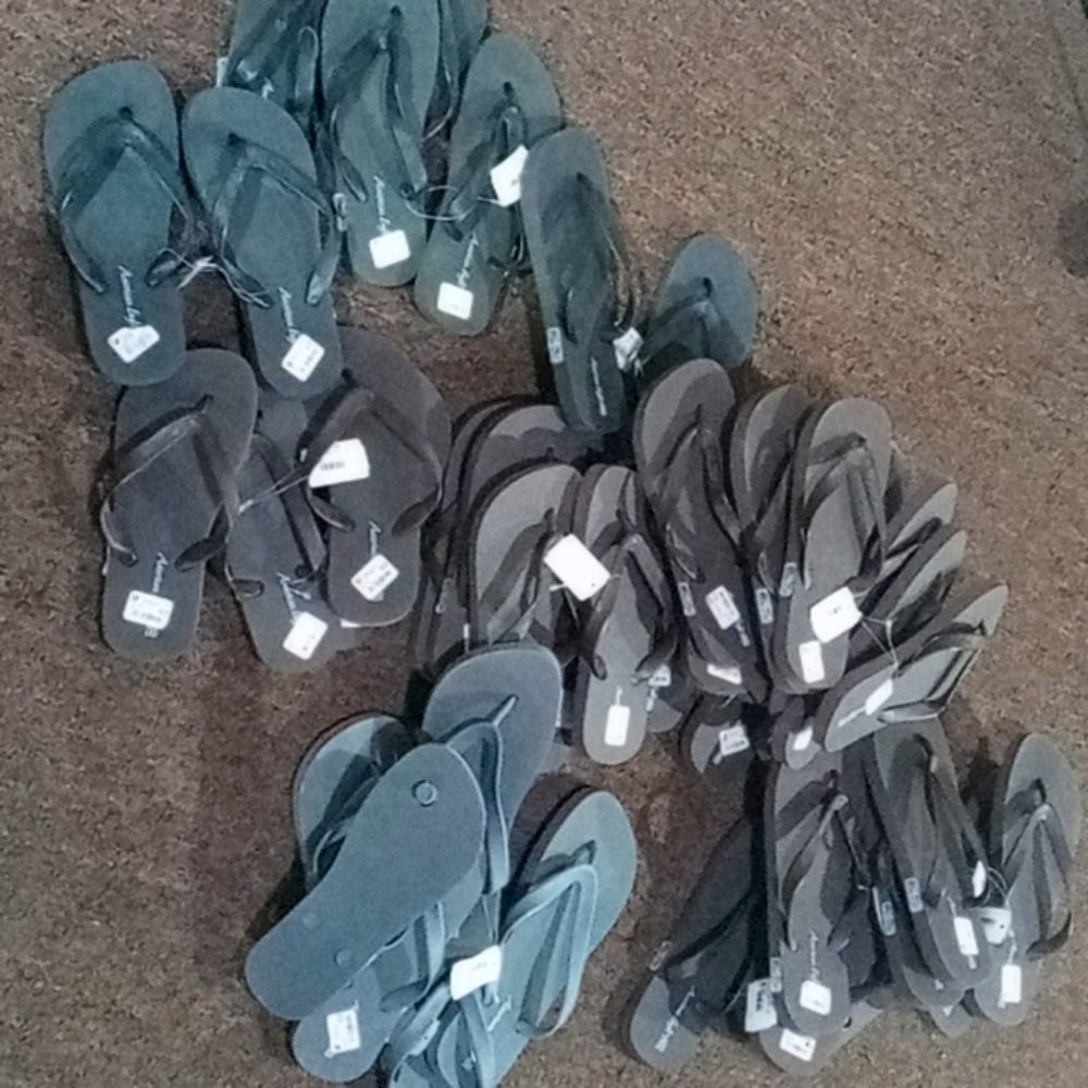 24 Pairs of American Eagle Outfitters Flip Flops